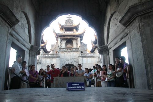 Du khách tham quan Nhà thờ đá Phát Diệm (Ninh Bình)